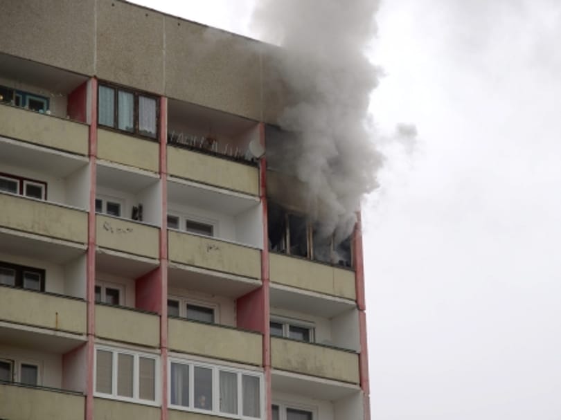Ki akarták lakoltatni, ezért felgyújtotta lakását és kiugrott a nyolcadikról 