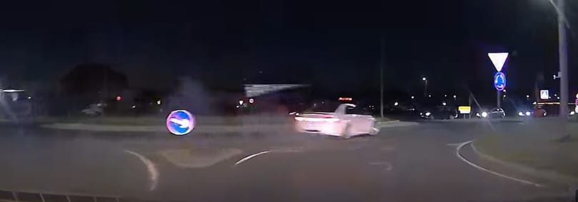 Videó: Épp a rendőrök előtt tartott driftparádét egy BMW-s Gyöngyösön, le is kapcsolták