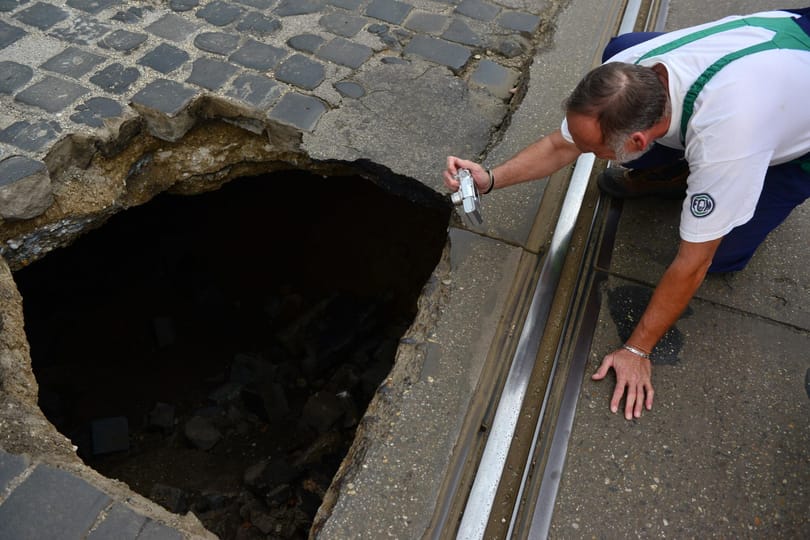 Már foltozzák a beszakadt úttestet a Zsigmond téren