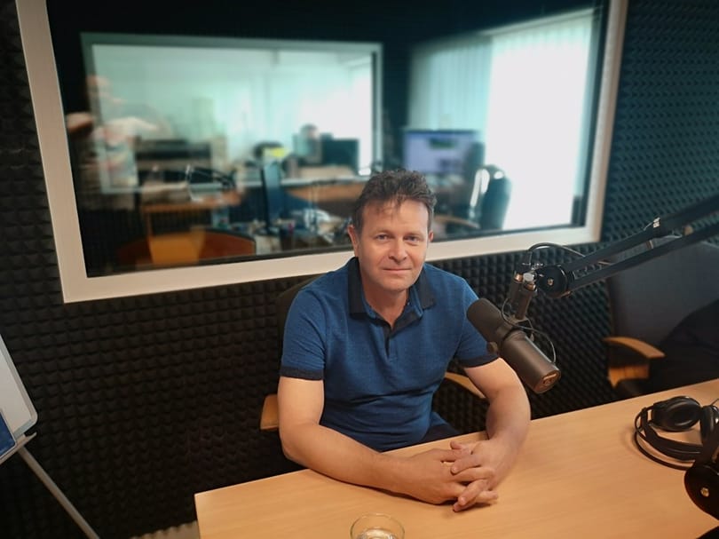 Bomba sztori: az ellenzéki Bomba Gábort felnyomták a Bomba! energiaital miatt