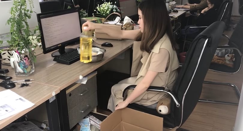 Videó: Az internet új sztárja az irodai eszközökön főzőcskéző kínai nő