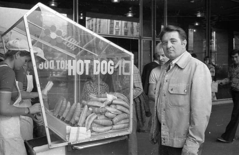 Mit válaszol a Nemzetgazdasági Minisztérium arra, hogy miért drágább a Vörösmarty téri grill hot dog, mint a bécsi vásár legdrágább étele?