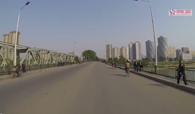 Ide csak kevesen juthatnak el: exkluzív videó Észak-Korea fővárosáról