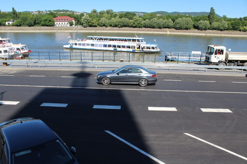 Duna-parton álló, üres cipőkkel reklámozta magát egy divatcég