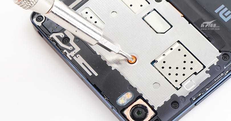 Szétszedték, hogy megnézzék, mit rejt a legújabb Xiaomi csúcstelefon belseje