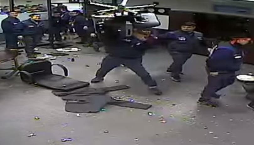 Videó: Nekiestek a főnöki irodának, miután közölték, nincs prémium
