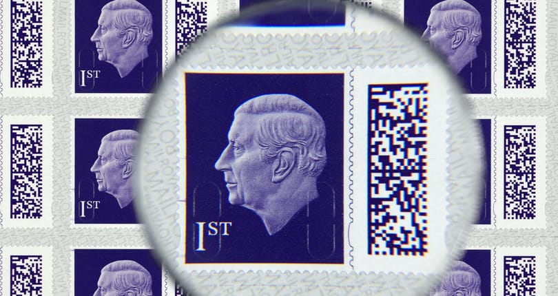 III. Károly koronaékszerek nélküli egyszerű portréja szerepel az új brit postai bélyegeken