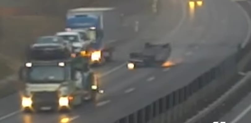Felborult, majd szikrázva csúszott egy autó az M1-esen – videó 