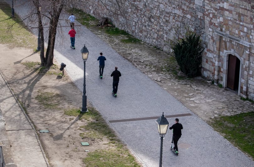 Évente hatezer forint, de amíg nincs nyilvántartás, sokan nem fizetik a rollerbiztosítást