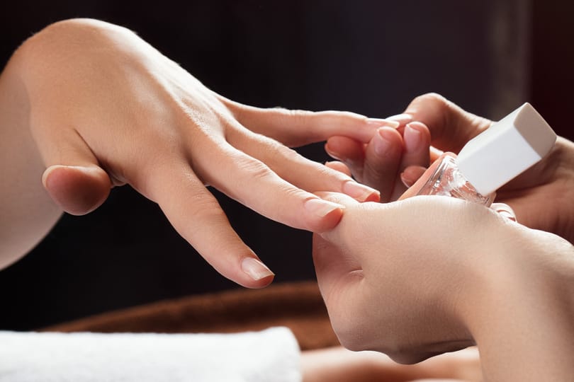 A Semmelweis Egyetem elmondta, mikor kell azonnal eltávolítani a géllakkot