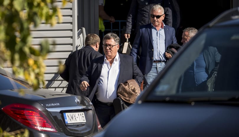 A tiszakécskei árnyékmilliárdos nem fordítva ül a lovon, és most beülhetett a Közgépbe
