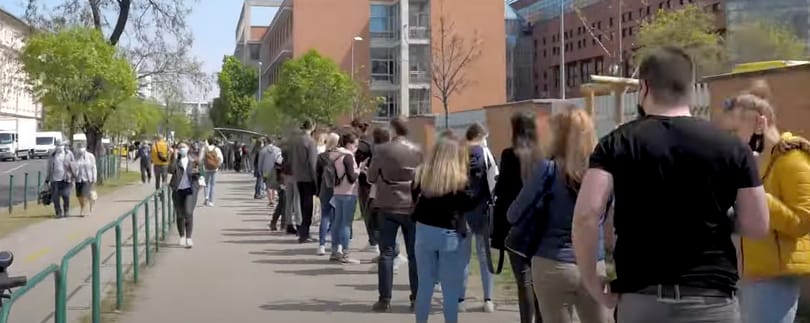 Videó: Több száz méter hosszú sor állt a Honvédkórház előtt