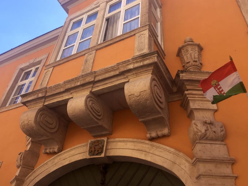 Így jutott 105 négyzetméteres, várbeli lakás a polgármester szüleinek