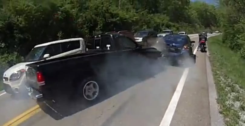 Autóbaleset az autóbalesetben elhunyt ember temetésén – videó