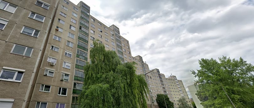Panelházak tetején ugrálnak és rollereznek a kamaszok Miskolc egyik városrészében