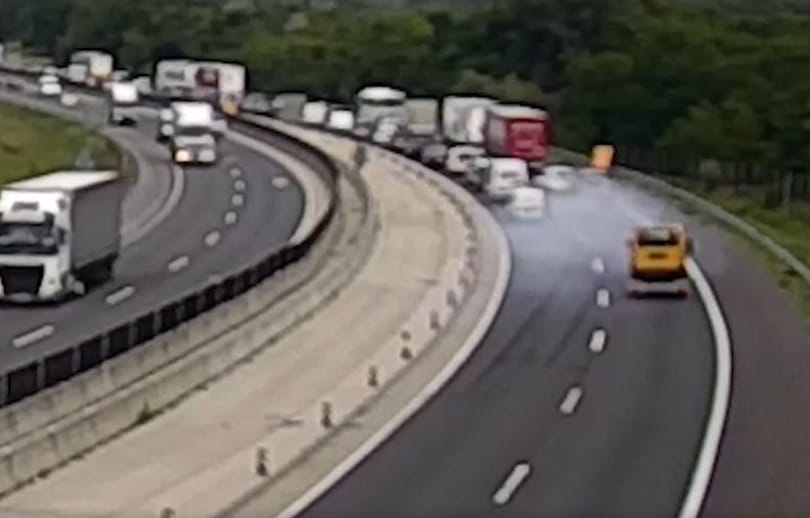 Lezárták az M1-est Komáromnál