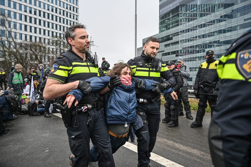 Előállítottak 190 klímaaktivistát Hollandiában, mert lezártak egy autópályát