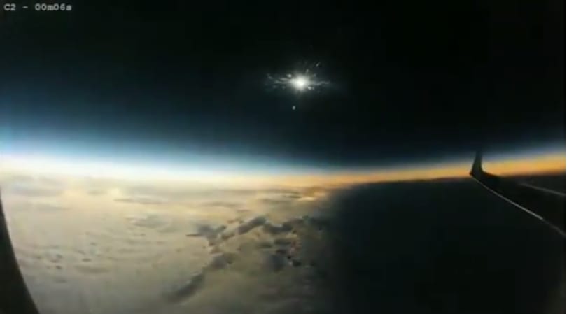 Így nézett ki a teljes napfogyatkozás repülőről - videó