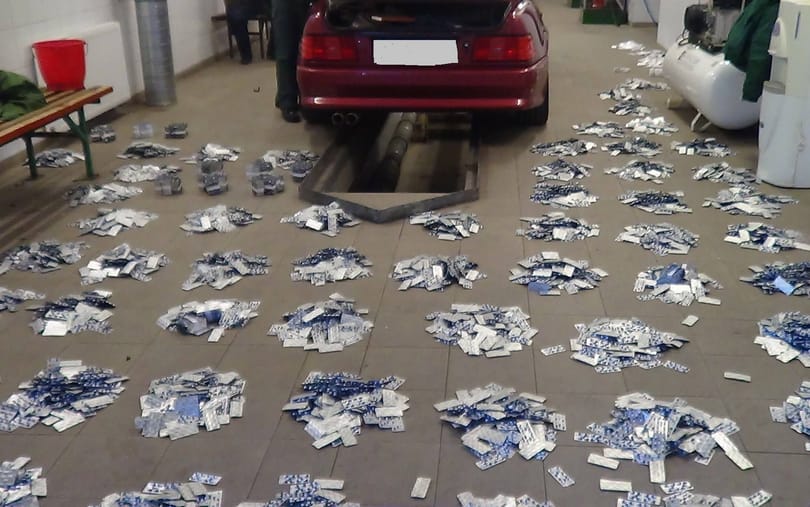 Szinte ömlött a sok nyugtató a Röszkén szétkapott kabrióból – fotók