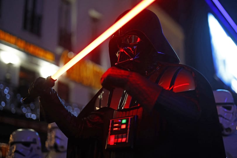 Elárverezik Darth Vader fénykardját
