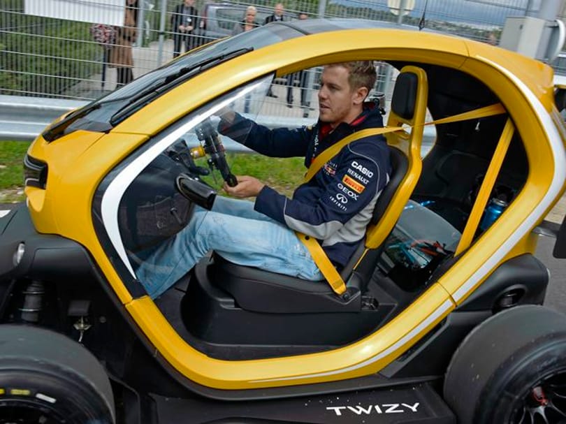 Mit tud egy F1-es világbajnok elektromos hajtású autóval? - videó