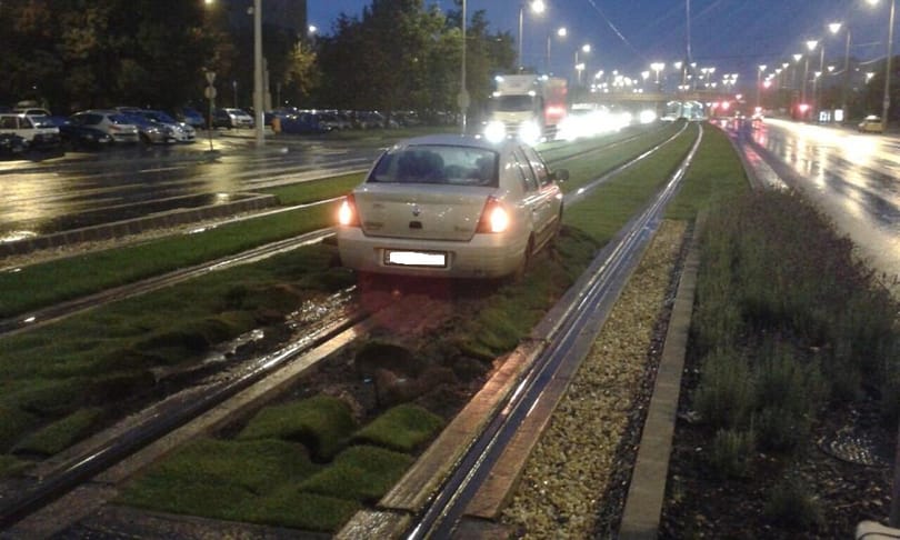 Fotó: Újra tönkrevágták az 1-es villamos füves pályáját