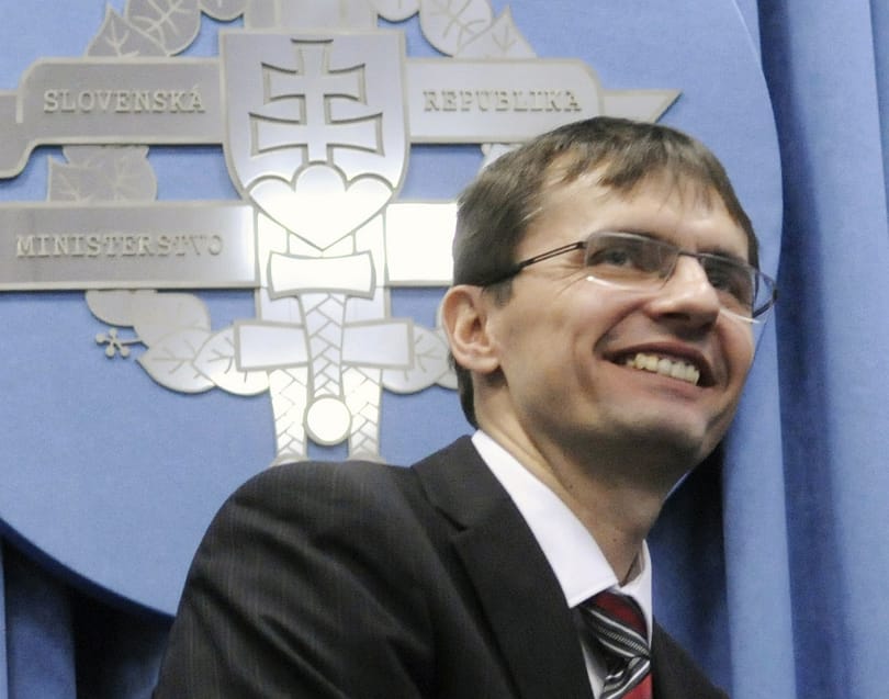 Lehallgatási botrány: leváltják a szlovák védelmi minisztert