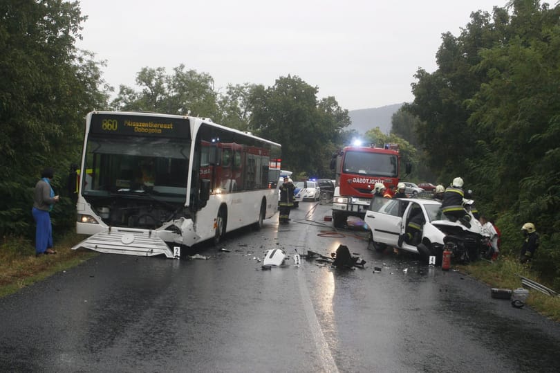Fotók: Felismerhetetlenre törte a Polót a dobogókői busz