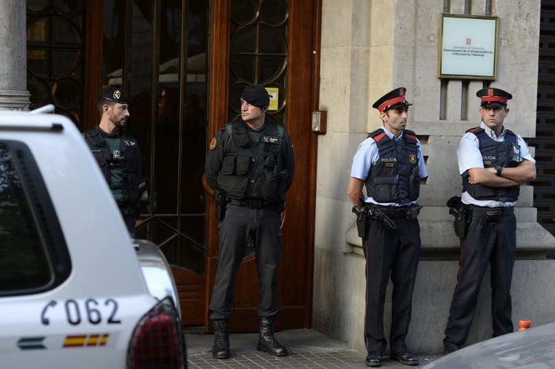 Forrósodik a helyzet Katalóniában, a spanyol kormány átvette a rendőrség irányítását