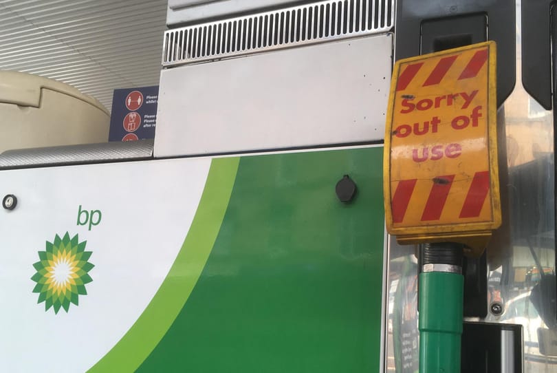 Már csak a jelre vár a brit hadsereg, hogy megkezdje az üzemanyag-szállítást
