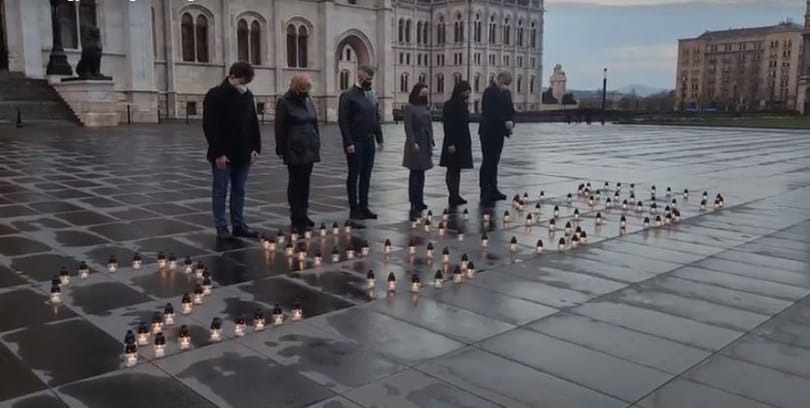 Mécsesekkel emlékezett az ellenzék a járvány 25 000 áldozatára a parlamentnél