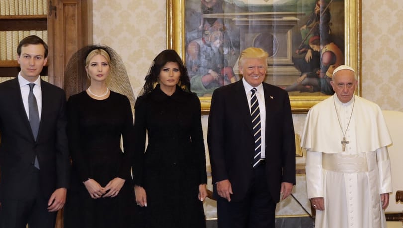 Ajándékkal leckéztette Trumpot a pápa