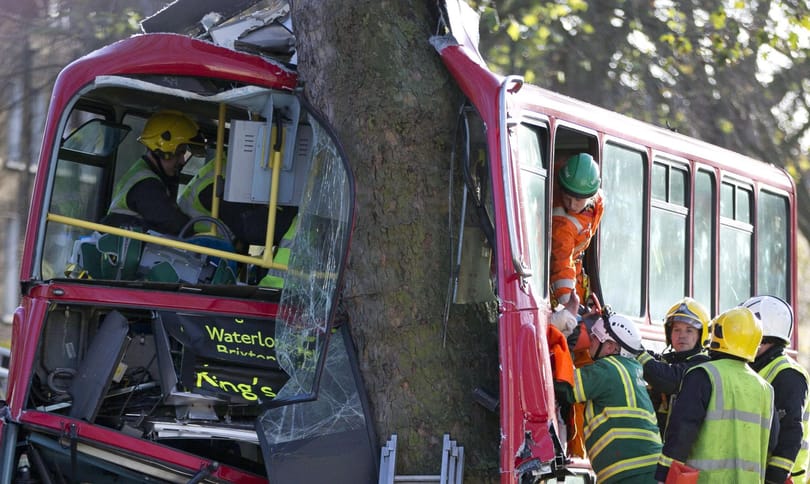Képek érkeztek a londoni buszbaleset helyszínéről