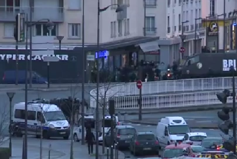 Videó: Két helyszínen egyszerre rohanták le a túszejtőket