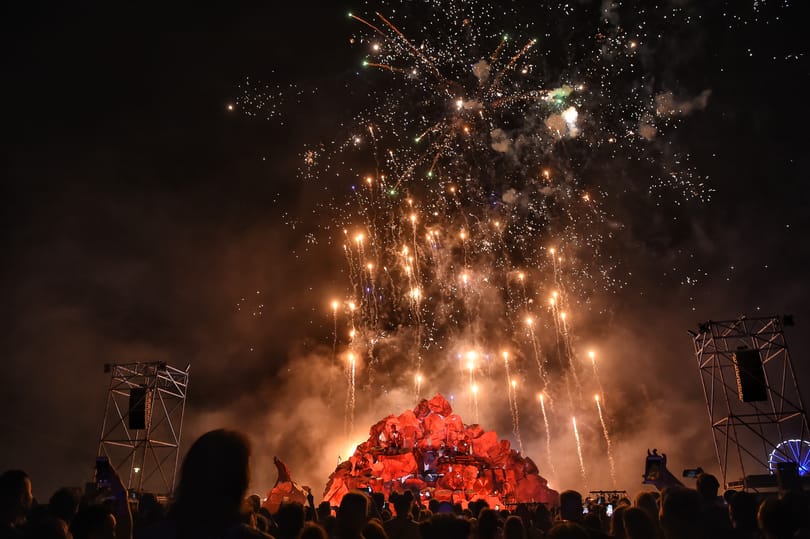 Új ébresztővel szolgált a Sziget éjfél körül: tűzijáték borzolta az óbudaiak idegeit
