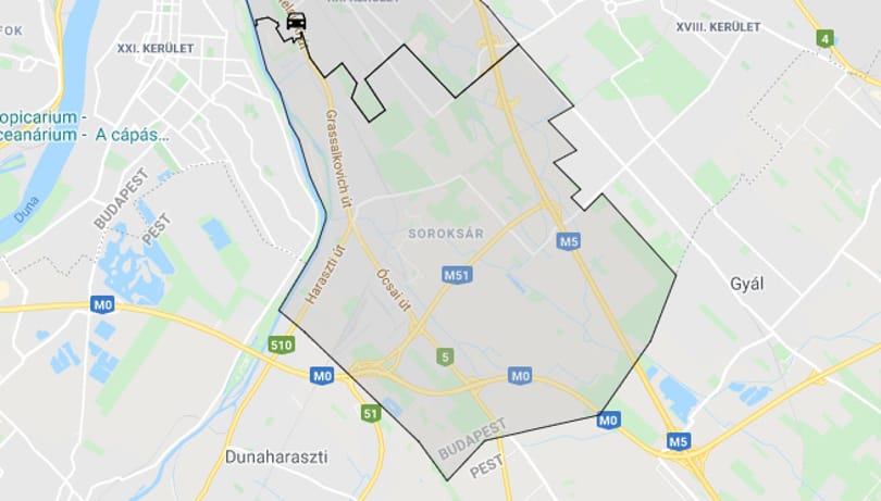 Villanyoszlopnak ütközött egy autó Budapesten, tűzoltók a helyszínen