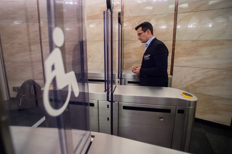 Jövő nyárra tűnhetnek el a soha nem használt beléptető kapuk a Deák térről