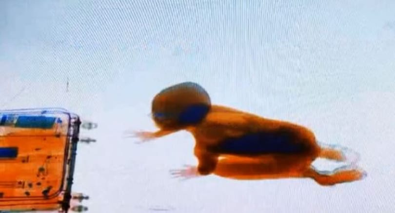Egyszer csak feltűnt egy kisgyerek a biztonsági átvilágító képernyőjén (videó)