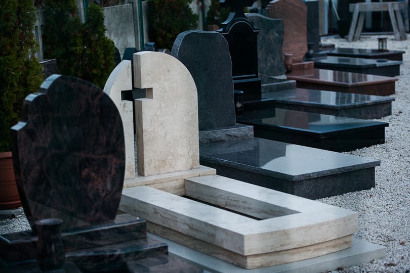 Sírkődizájn: a síkképernyőstől a kandallósig
