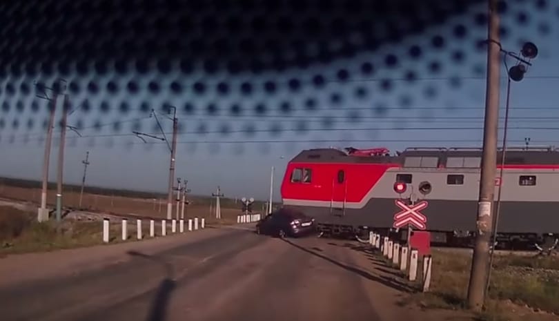 Úgy dobta arrébb a vonat a személyautót, mint egy papírgalacsint – videó
