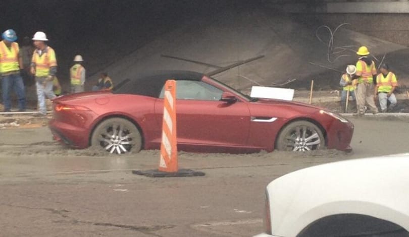 Friss betonba ragadt egy Jaguar F-Type - fotó