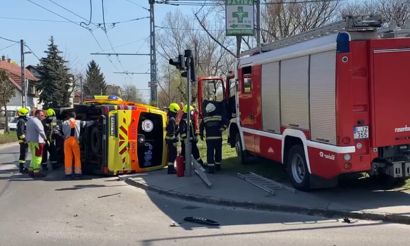 Mentőautót borított fel egy rendszám nélkül hajtó audis