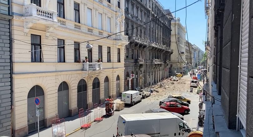 Élőben a Jókai utcai házomlás helyszínéről – így néz ki a szemközti házból az utca