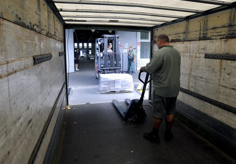 A postás, a rendőr és a közmunkások – tankönyvterjesztés 2014