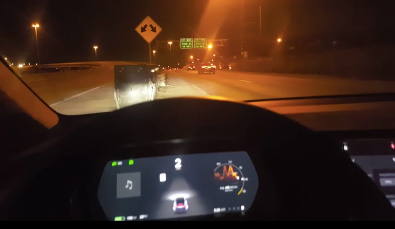 Videó: Így csapódhatott a betontömbnek az önvezető módba kapcsolt Tesla
