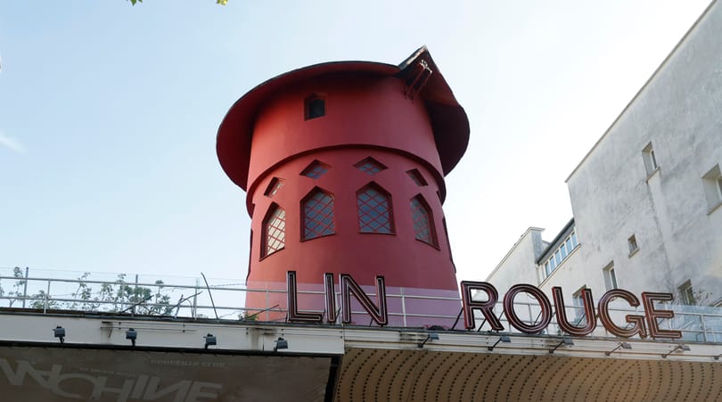 Leszakadtak a széllapátok a párizsi Moulin Rouge-ról