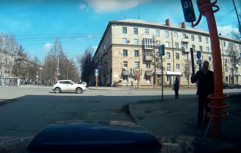 Az eddigi legviccesebb autós videót egy gyalogos hozta össze