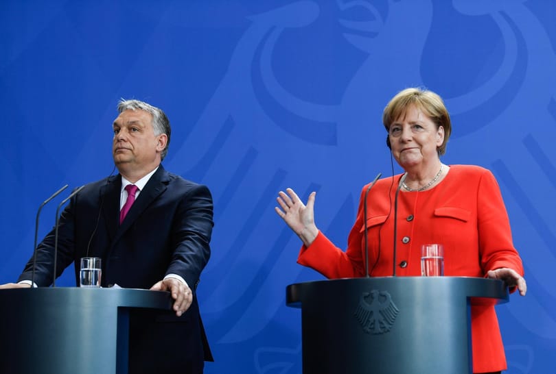 Merkel nyaral, az Orbán-találkozó előtt a zsarnokokról olvas