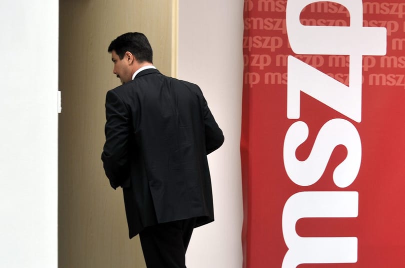 Anonymus-maszkban tüntettek Pest megyei szocialisták az MSZP-székház előtt