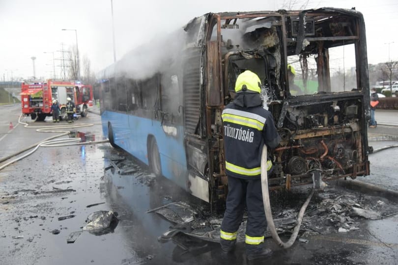 Teljesen kiégett egy BKV-busz Újbudán